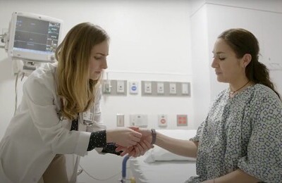 Кодирование Аквилонг в Харабалях Врач держит пациентку за руку